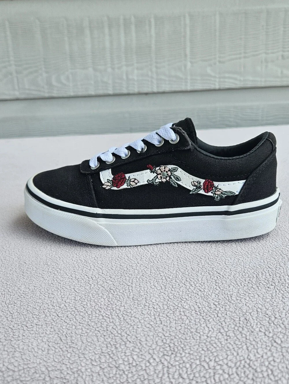 Vans Ward Child SZ 12 Missy Black Rose Floral Canvas Skate Shoe Sneakers 500714